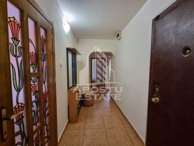 Apartament cu 3 camere decomandat, mobilat în Girocului