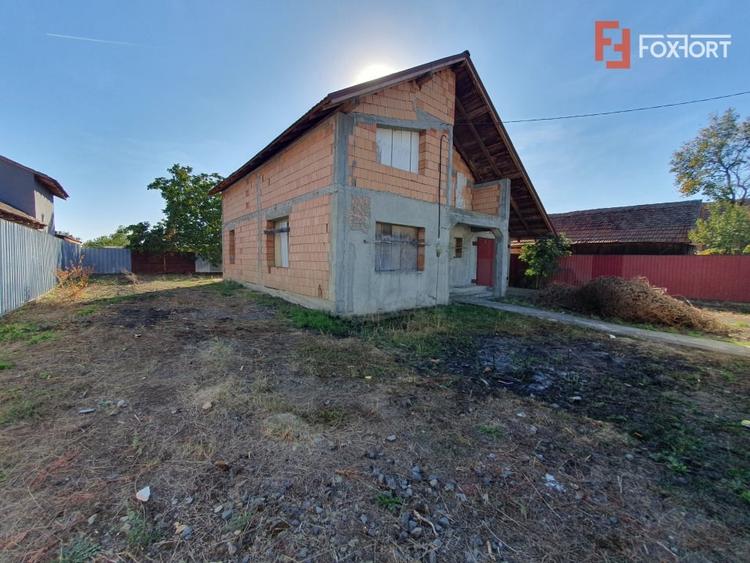 Casă individuală cu 5 camere cu Garaj în Uliuc
