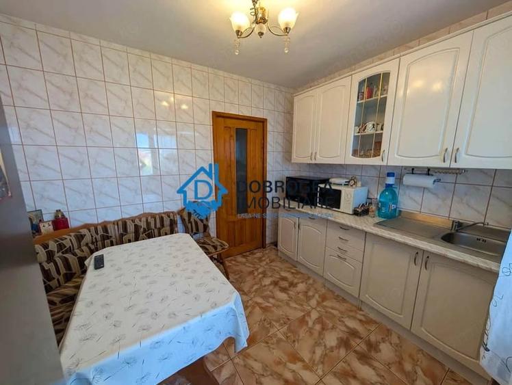 Apartament cu 3 camere decomandat în Păcii