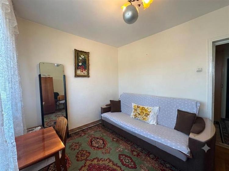 Apartament cu 3 camere semidecomandat în Podu Roș