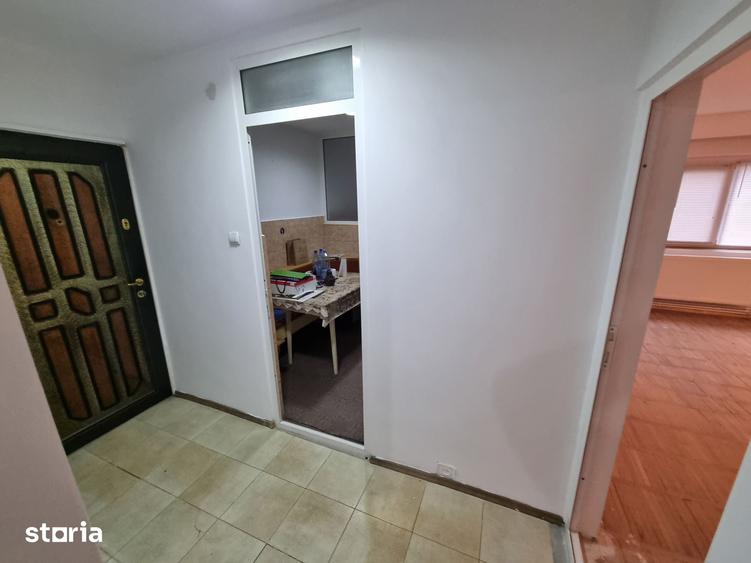 Apartament cu 3 camere decomandat în Poarta 6