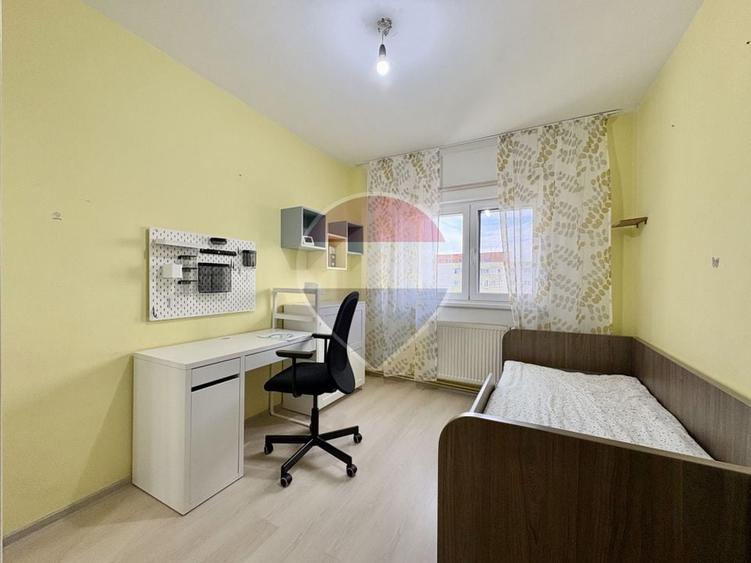 Apartament cu 4 camere semidecomandat, mobilat în Craiter