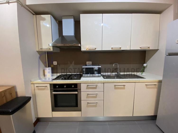 Apartament cu 3 camere semidecomandat, mobilat în Dristor