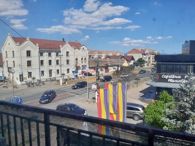Apartament cu 3 camere decomandat în Vladimirescu