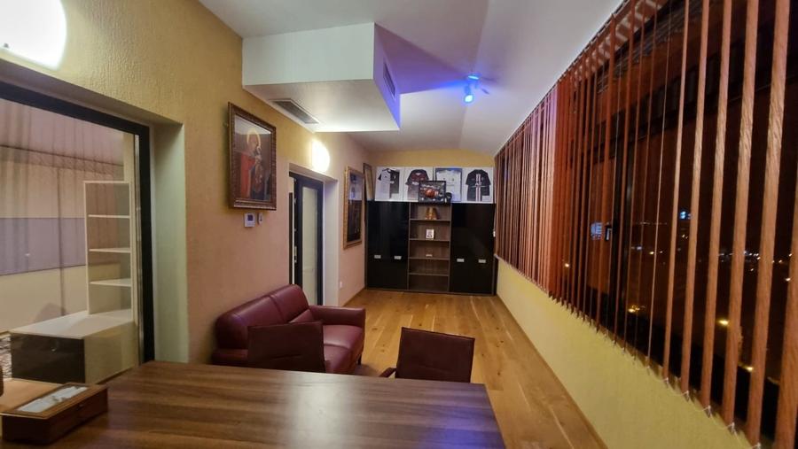Penthouse cu 5 camere decomandat, mobilat în Central