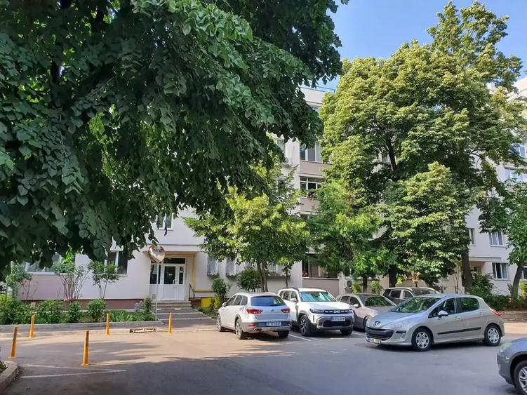 Apartament cu 4 camere decomandat, mobilat în Drumul Taberei