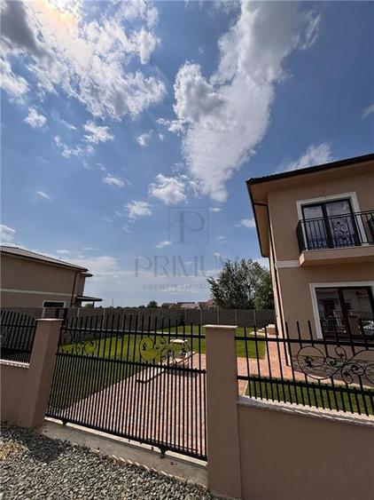 Duplex cu 5 camere cu Canalizare în Moșnița Nouă