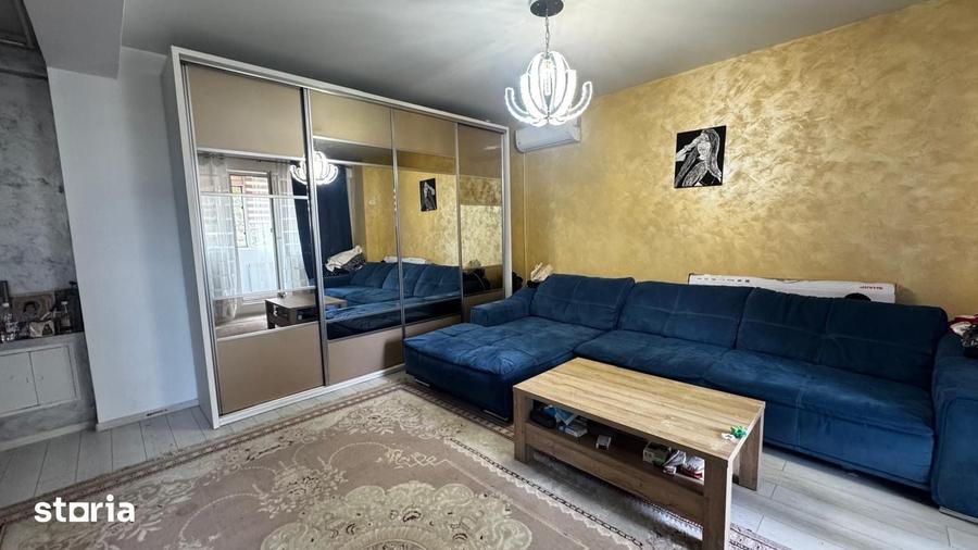 Apartament cu 3 camere decomandat în Roșu