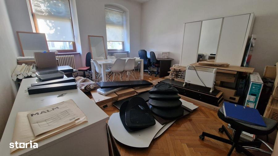 Casă cu 8 camere cu Teren 450 Mp în Lipoveni