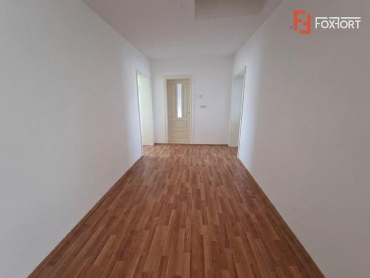 Casă individuală cu 7 camere cu Canalizare în Ultracentral