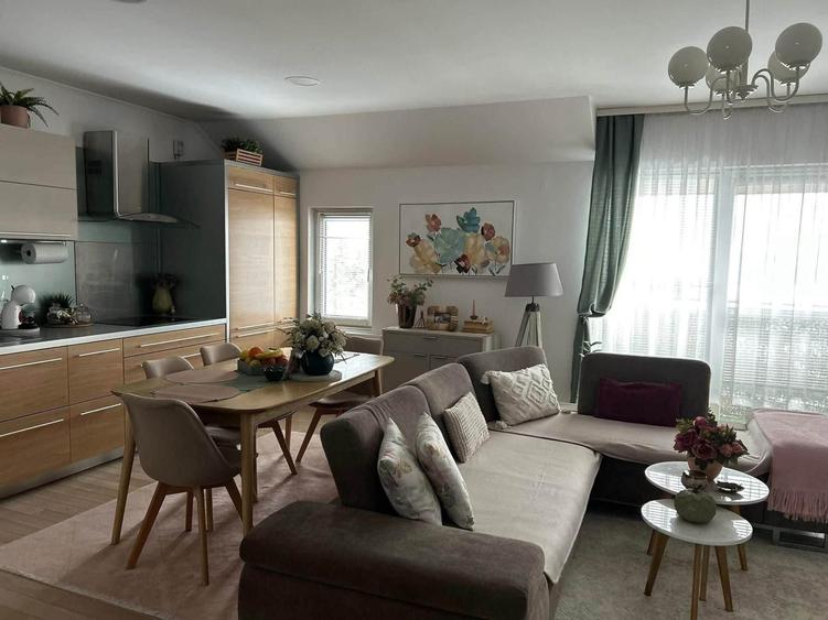 Apartament cu 4 camere decomandat în Exterior Vest