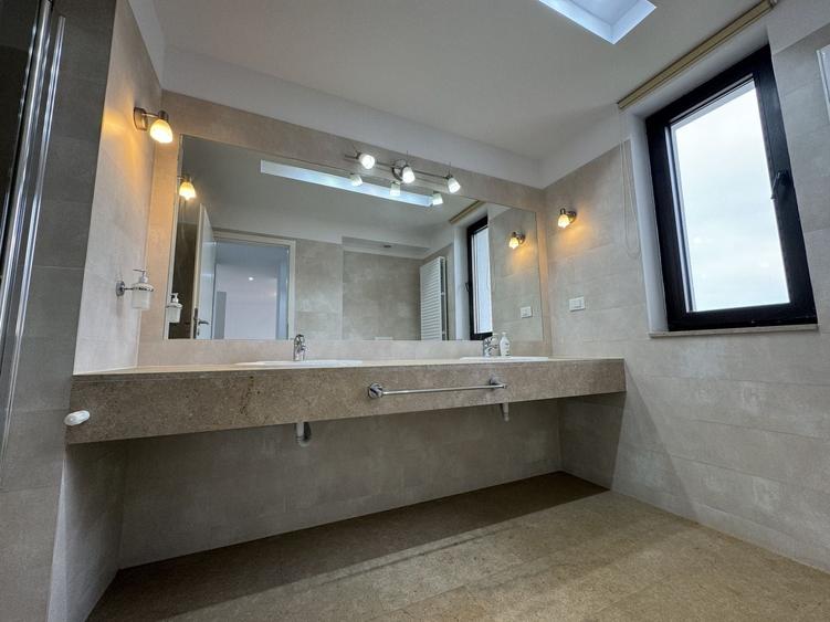 Duplex cu 7 camere cu Canalizare în Pipera
