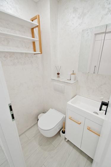 Apartament cu 3 camere decomandat în Exterior Vest