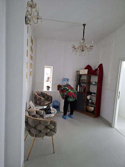 Casă cu 10 camere cu Teren 200 Mp în Romană