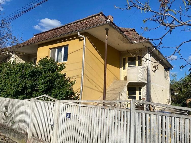 Casă cu Teren 9000 Mp în Central