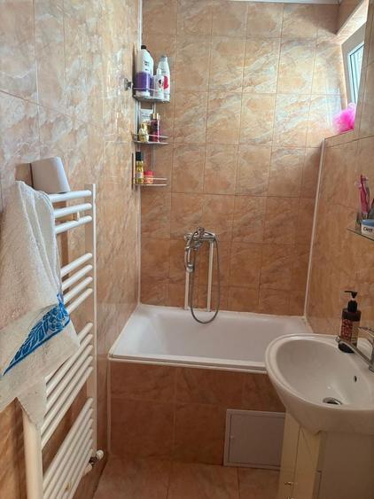 Apartament cu 3 camere decomandat în Petros