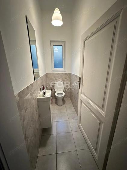 Casă cu 10 camere cu Teren 482 Mp în Central