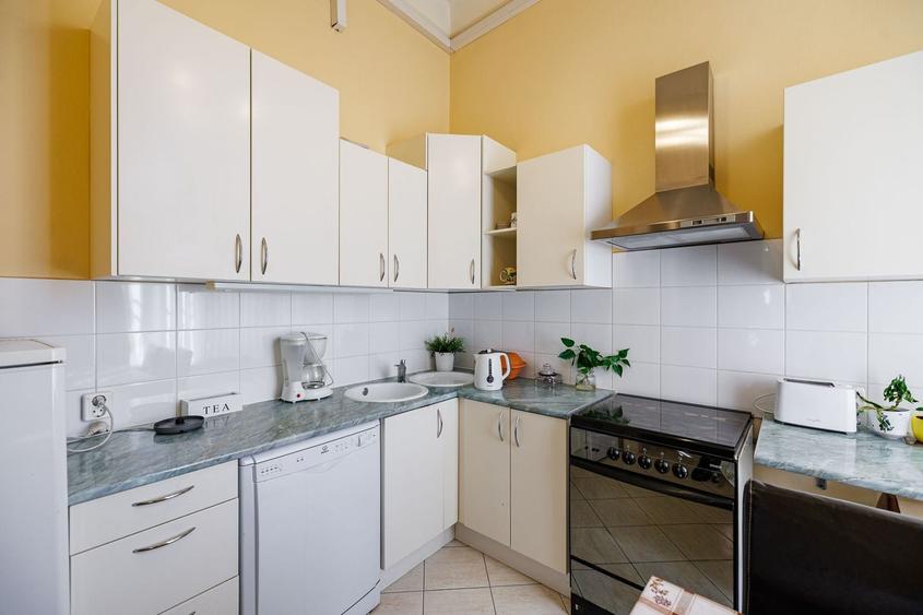 Apartament cu 3 camere semidecomandat, mobilat în Ultracentral