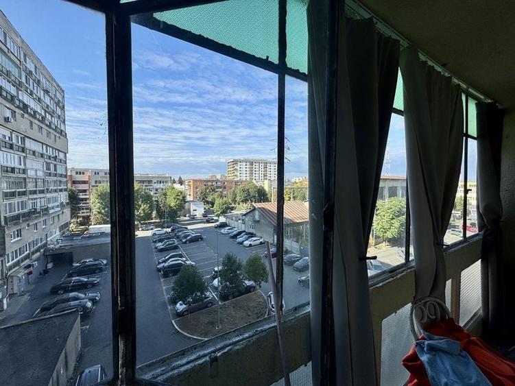 Apartament cu 3 camere în Polivalentă