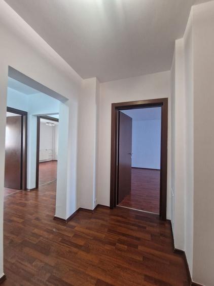 Apartament cu 3 camere decomandat în Nerva Traian