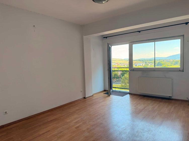 Apartament cu 2 camere semidecomandat în Independenței