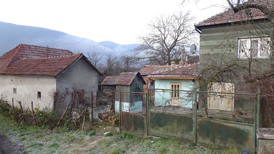 Casă cu 2 camere cu Teren 2245 Mp în Brănișca