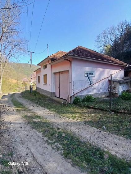 Casă cu 2 camere cu Teren 2000 Mp în Borz