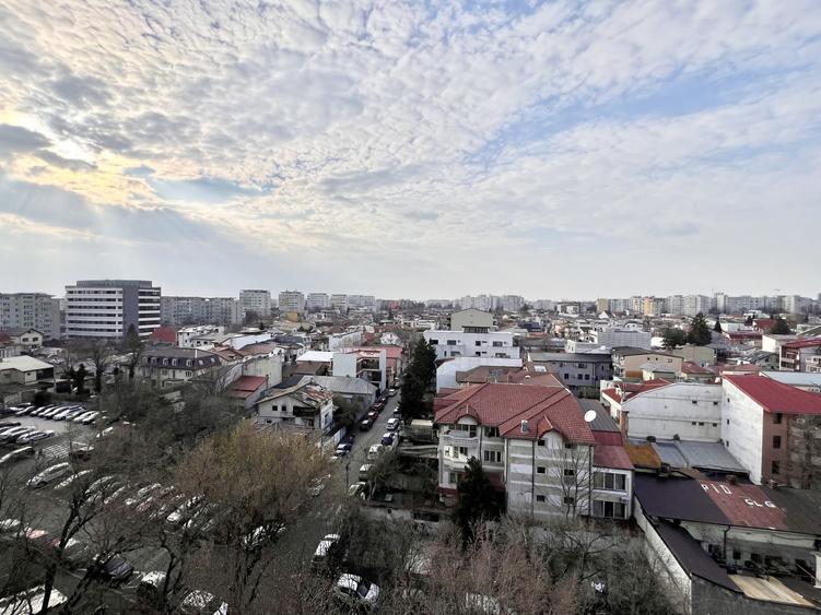 Apartament cu 3 camere decomandat în Titulescu