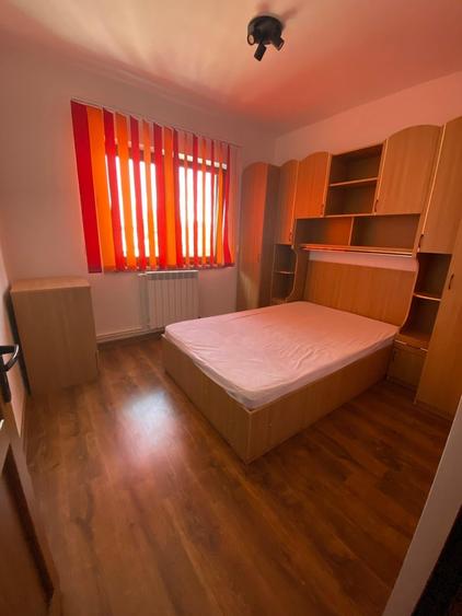Apartament cu 3 camere semidecomandat în Spitalului