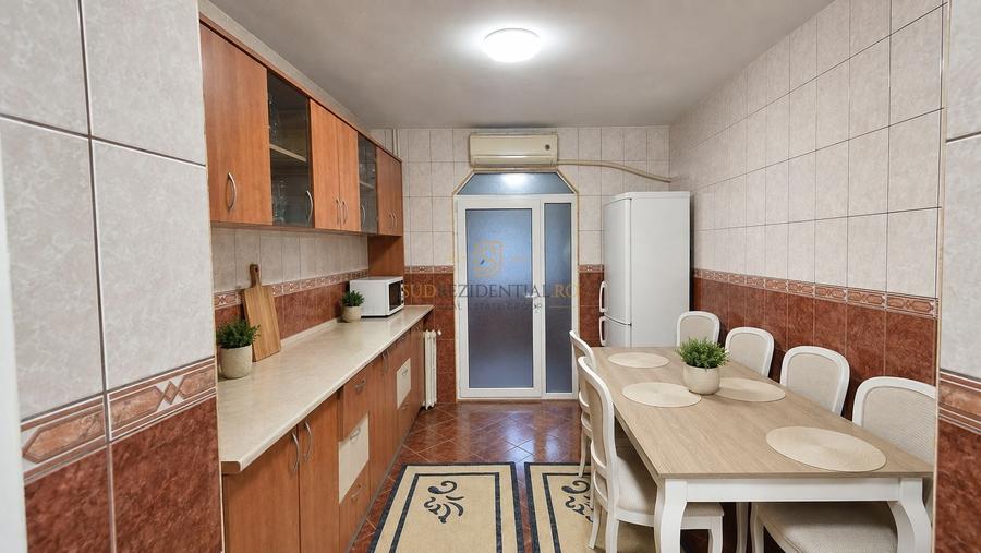 Apartament cu 4 camere semidecomandat, mobilat în Apărătorii Patriei