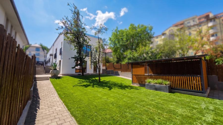 Casă individuală cu 14 camere cu Teren 600 Mp în Zorilor