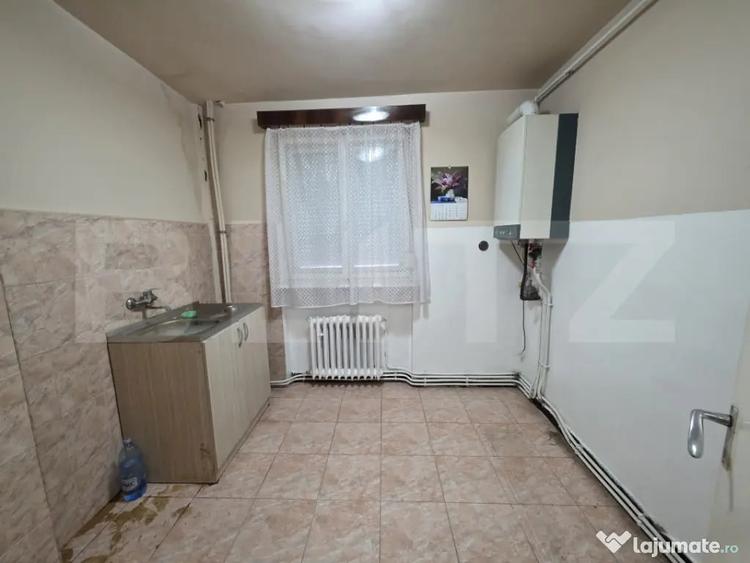 Apartament cu 3 camere semidecomandat în Solidarității