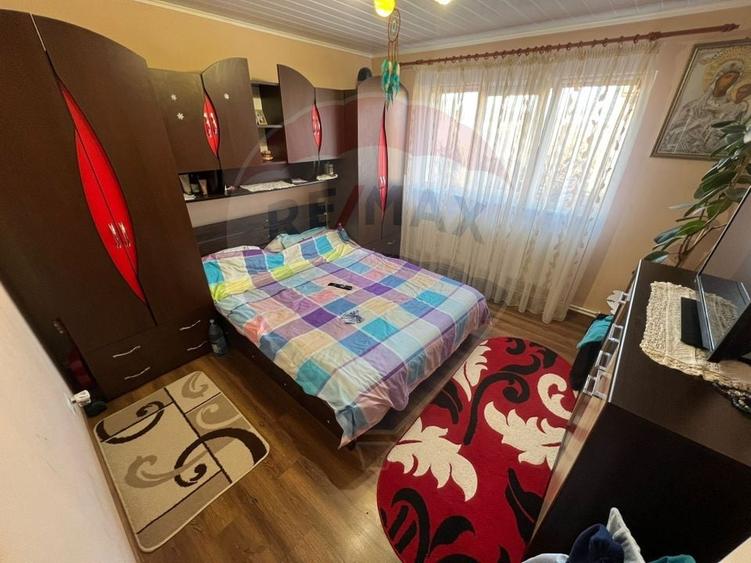 Apartament cu 3 camere decomandat, mobilat în Sud