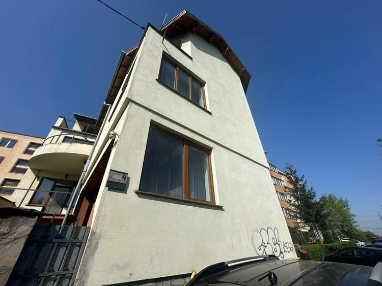 Casă cu 8 camere cu Teren 179 Mp în Craiter