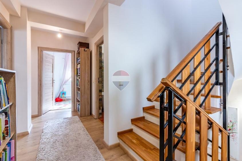 Casă individuală cu 6 camere cu Teren 240 Mp în Corbeanca