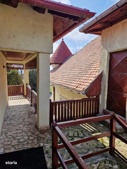 Casă cu 10 camere cu Teren 95000 Mp în Central