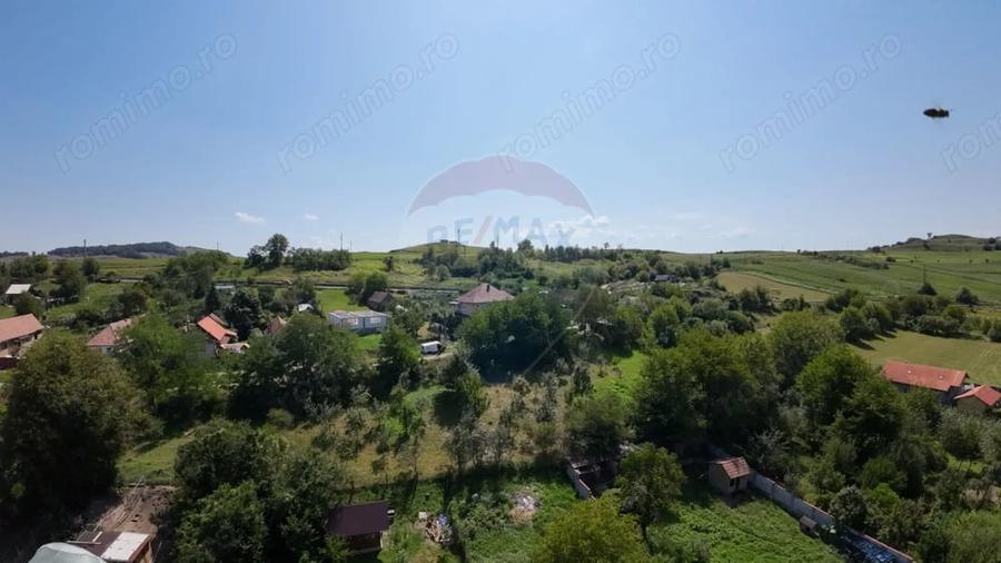 Teren de 3000 mp, în Hetiur
