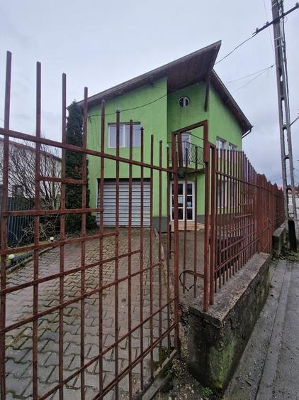 Casă cu 7 camere cu Teren 255 Mp în Central