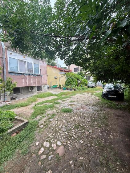 Apartament cu 3 camere semidecomandat în P-ța Victoriei