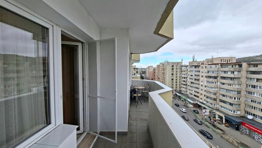 Apartament cu 3 camere decomandat în Corina