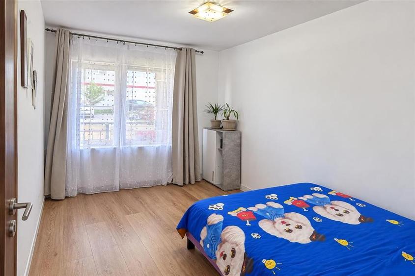 Apartament cu 3 camere decomandat, mobilat în Exterior Vest