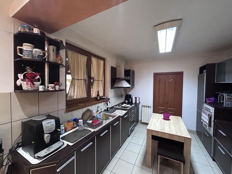 Casă individuală cu 7 camere cu Canalizare în Aradul Nou