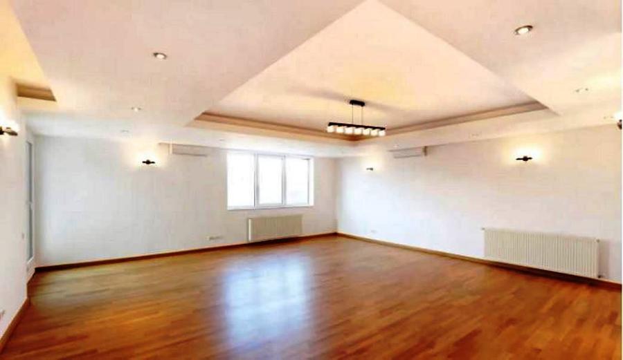 Apartament cu 5 camere decomandat în Șoseaua Nordului