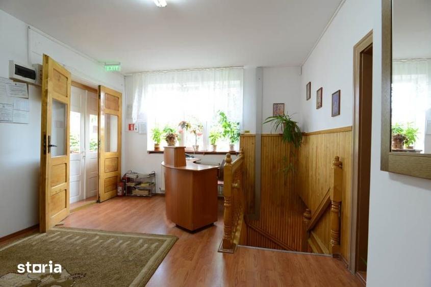 Casă cu 8 camere cu Teren 400 Mp în Dâmbul Rotund