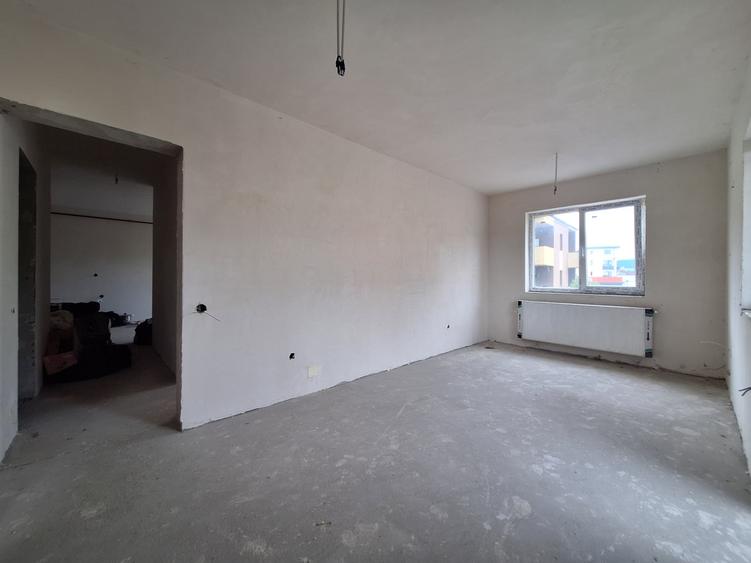 Apartament cu 3 camere semidecomandat în Florești