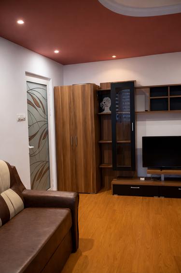 Apartament cu 2 camere semidecomandat, mobilat în Podu Roș
