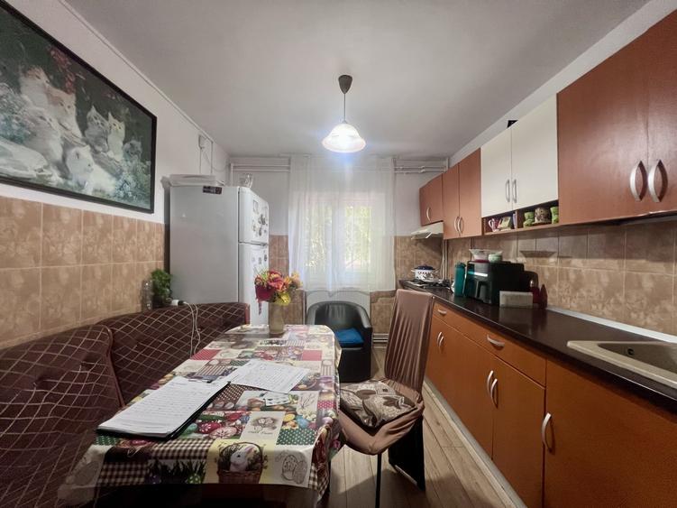 Apartament cu 3 camere decomandat, mobilat în Soarelui