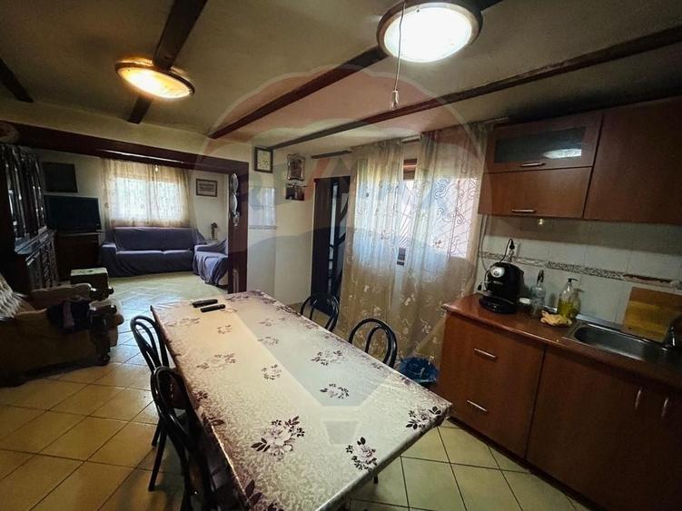 Casă individuală cu 6 camere cu Teren 1624 Mp în Pielești