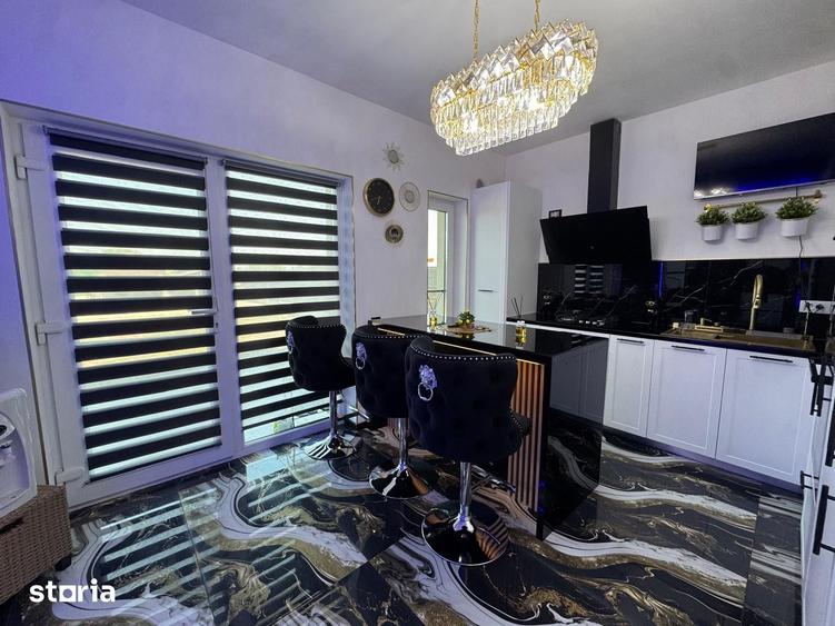 Casă cu 7 camere cu Teren 500 Mp în Central