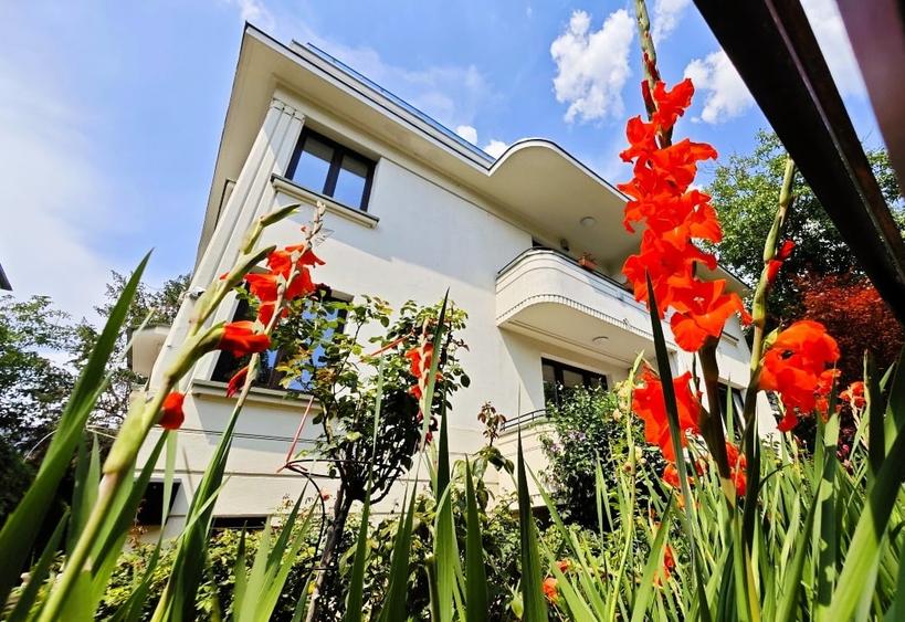 Casă individuală cu 14 camere cu Canalizare în Arcul de Triumf